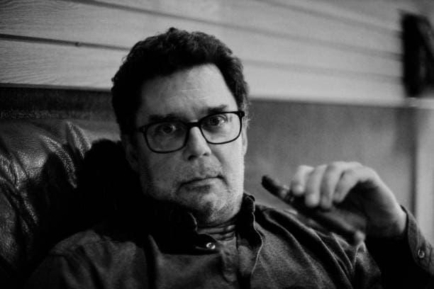 Vape buying guide - how to choose the best Vape and cigarette holder electronic for flavor portability and safety